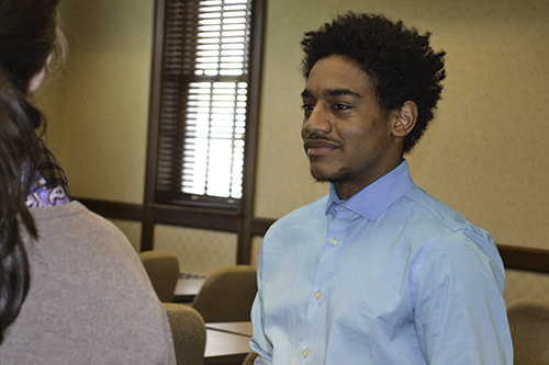 Illinois Illinois</em> Engineering for Social Justice Scholar, Amire Woolfolk chats after the Pecha Kucha